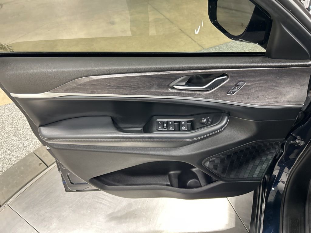 Used 2023 Jeep Grand Cherokee L Limited image 11