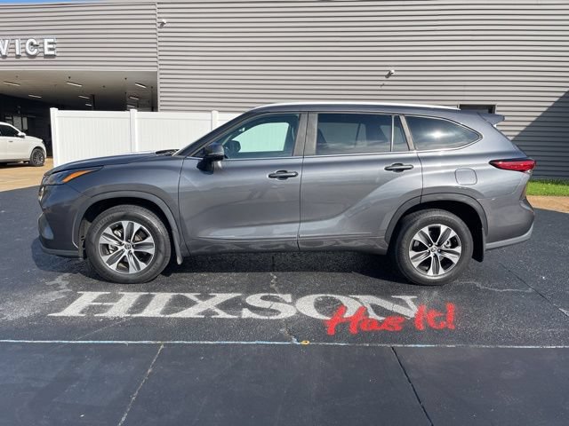 Used 2023 Toyota Highlander XLE FWD image 2