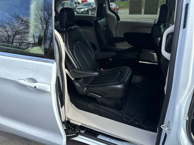 Used 2024 Chrysler Pacifica Touring-L image 18