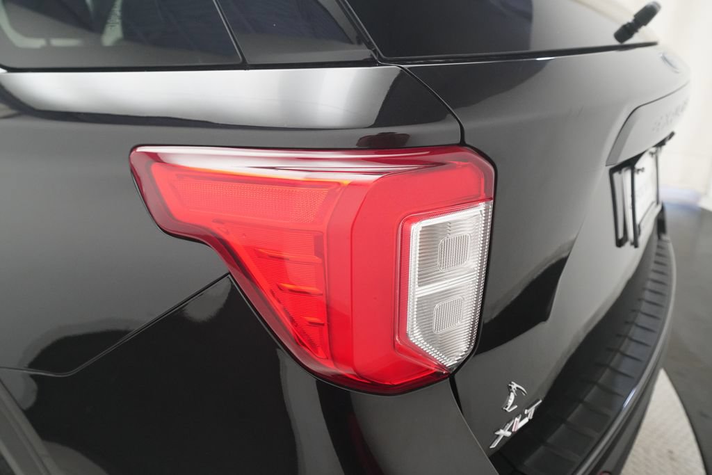 Certified 2022 Ford Explorer XLT w/ XLT Sport Appearance Package AWD/4WD image 33