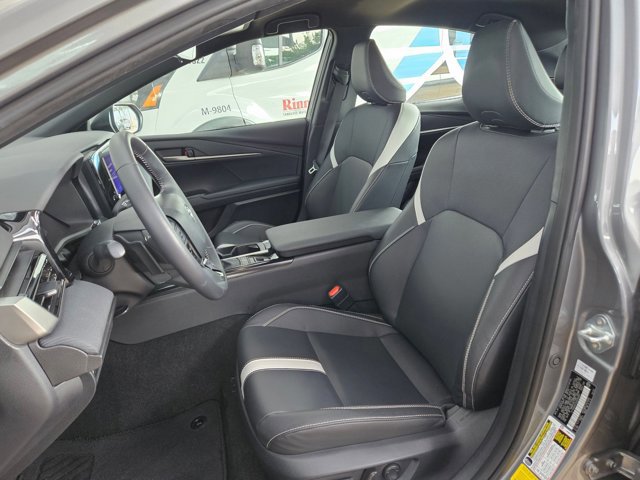 Used 2025 Toyota Camry SE image 17