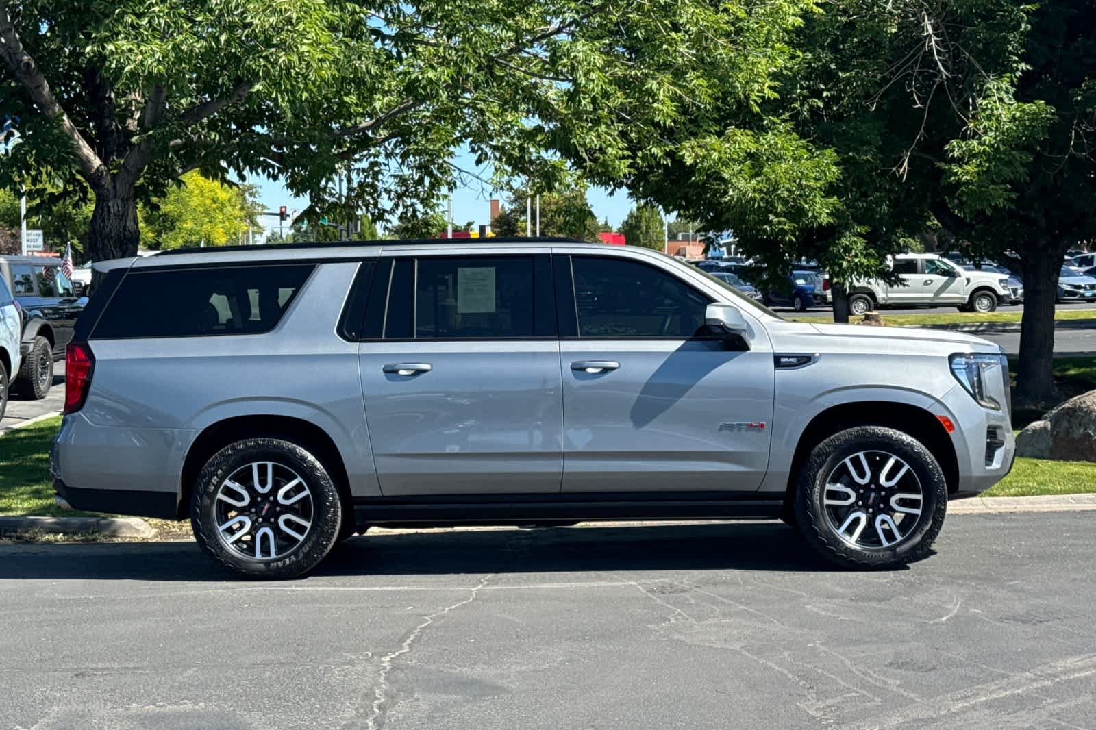 Used 2023 GMC Yukon XL AT4 w/ AT4 Premium Plus Package AWD/4WD image 8