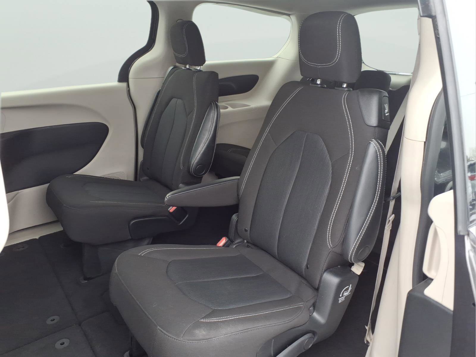 Used 2023 Chrysler Voyager LX image 9