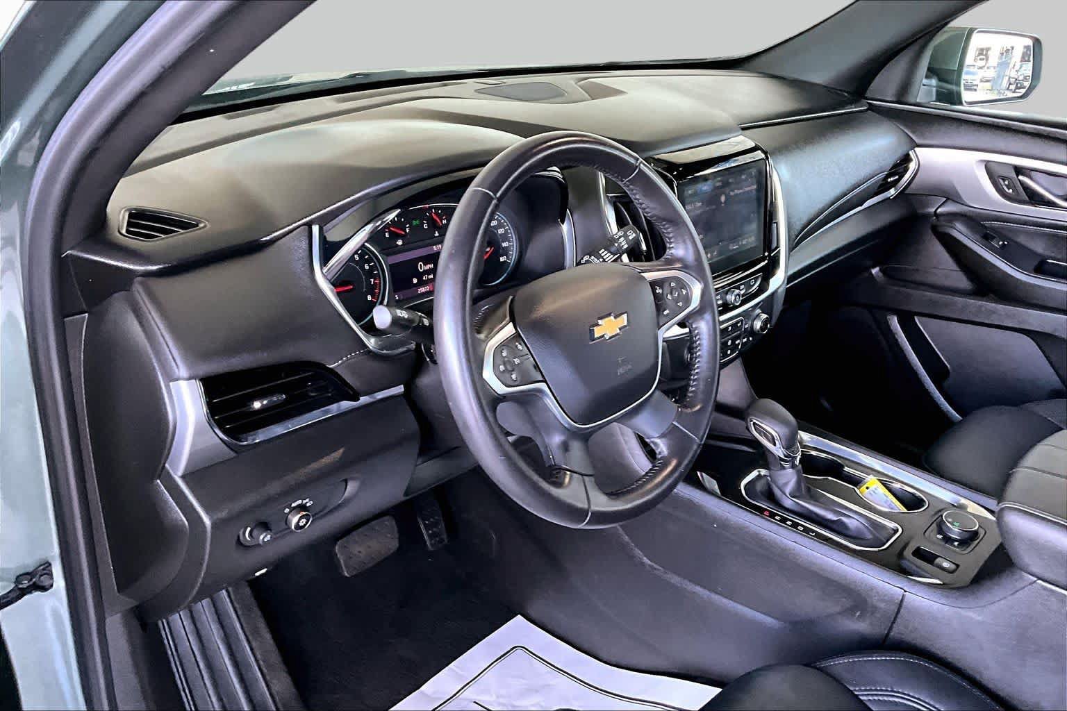 Used 2022 Chevrolet Traverse LT FWD image 17