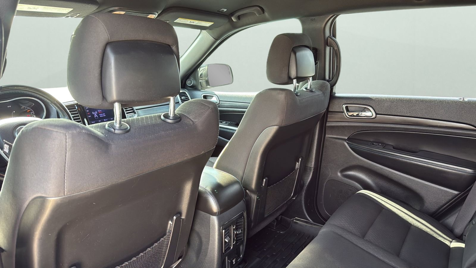 Used 2019 Jeep Grand Cherokee Laredo AWD/4WD image 28