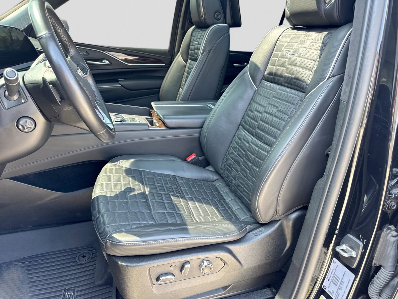 Used 2023 Cadillac Escalade Sport Platinum w/ LPO, ONYX Package AWD/4WD image 19