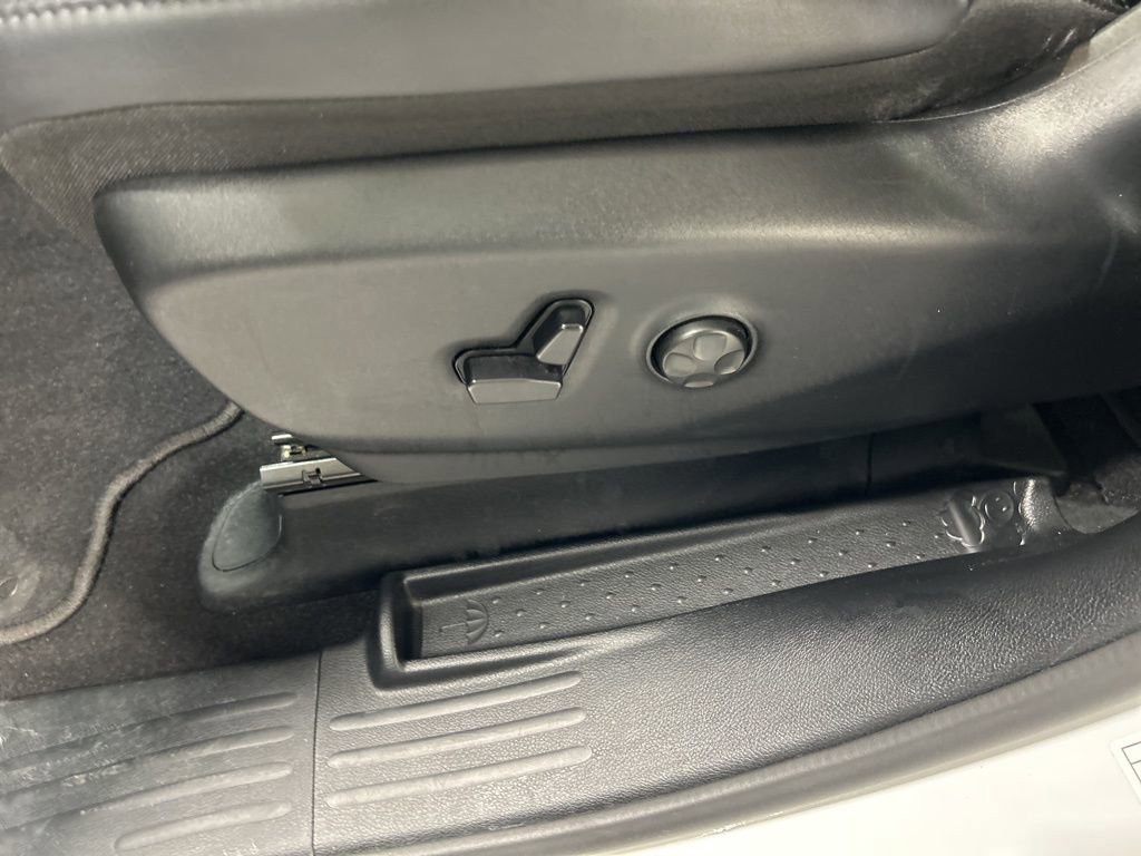 Used 2025 Chrysler Pacifica Select image 12