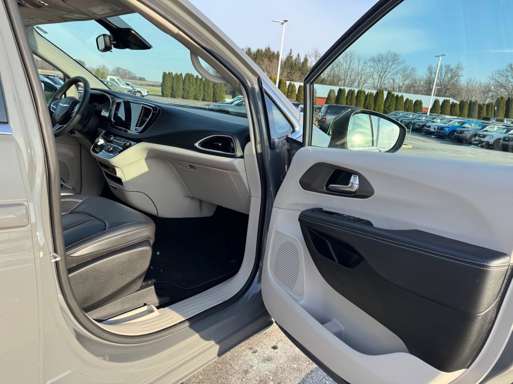 Used 2023 Chrysler Pacifica Touring-L image 12
