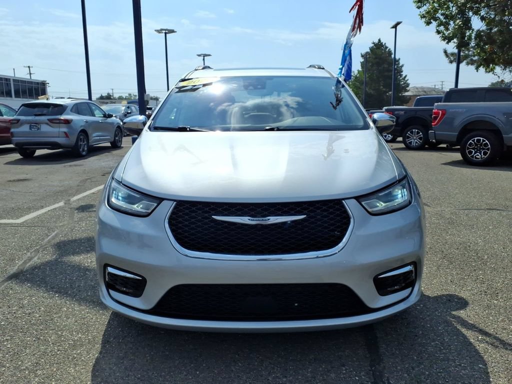 Used 2023 Chrysler Pacifica Limited AWD/4WD image 2