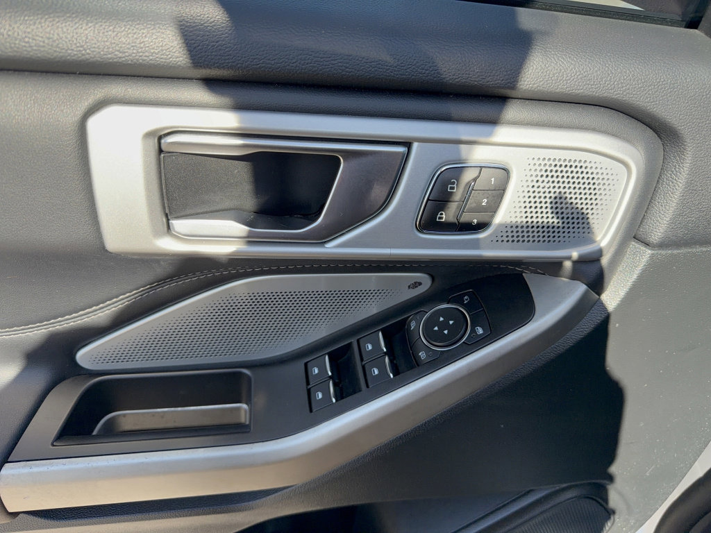 Certified 2022 Ford Explorer Limited w/ Limited Technology Package RWD image 9