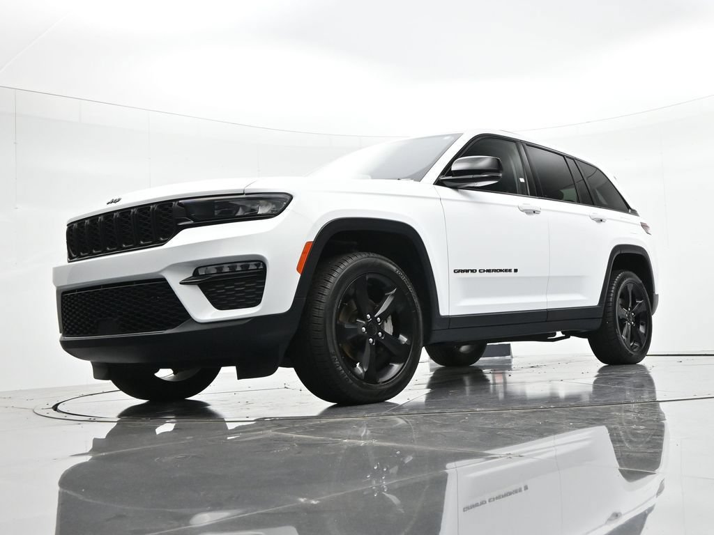 Used 2023 Jeep Grand Cherokee Limited w/ Black Appearance Package AWD/4WD image 22