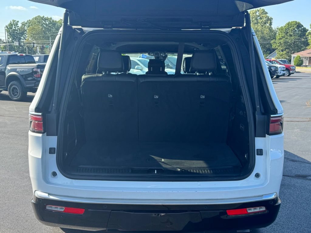 Used 2023 Jeep Wagoneer Series III w/ Preferred Equipment Group AWD/4WD image 27