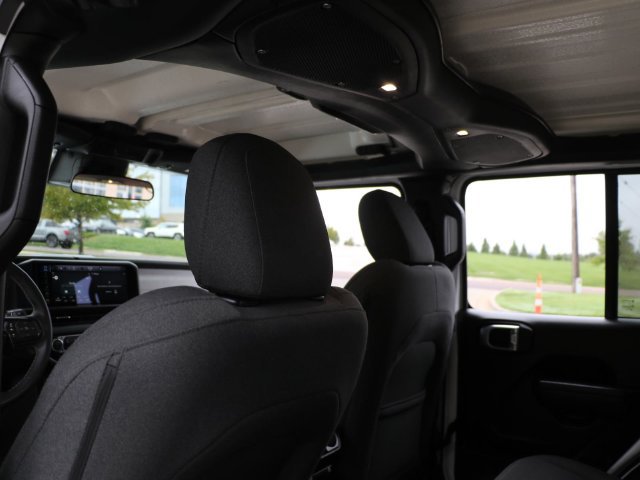 Used 2025 Jeep Wrangler Unlimited Sport AWD/4WD image 15