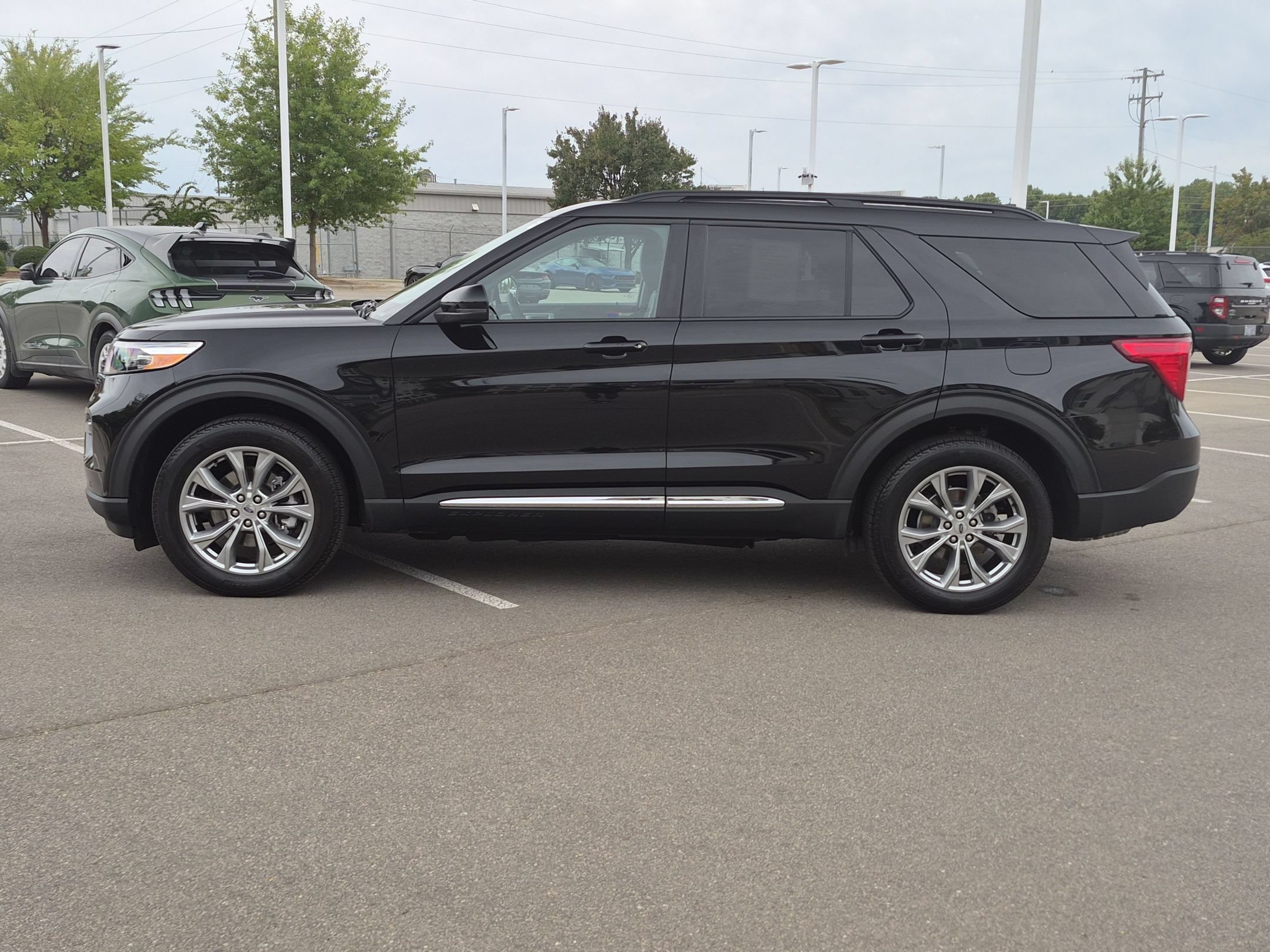 Certified 2024 Ford Explorer XLT w/ Equipment Group 202A AWD/4WD image 7
