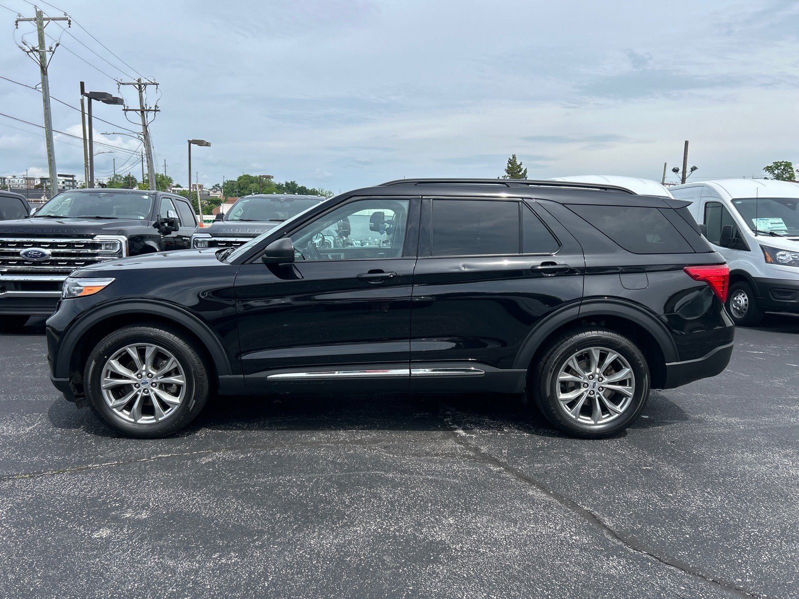 Certified 2023 Ford Explorer XLT w/ Equipment Group 202A AWD/4WD image 4