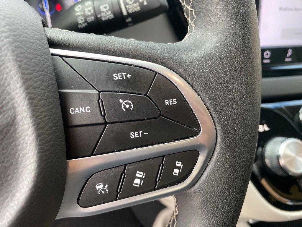 Used 2024 Chrysler Pacifica Touring-L image 32