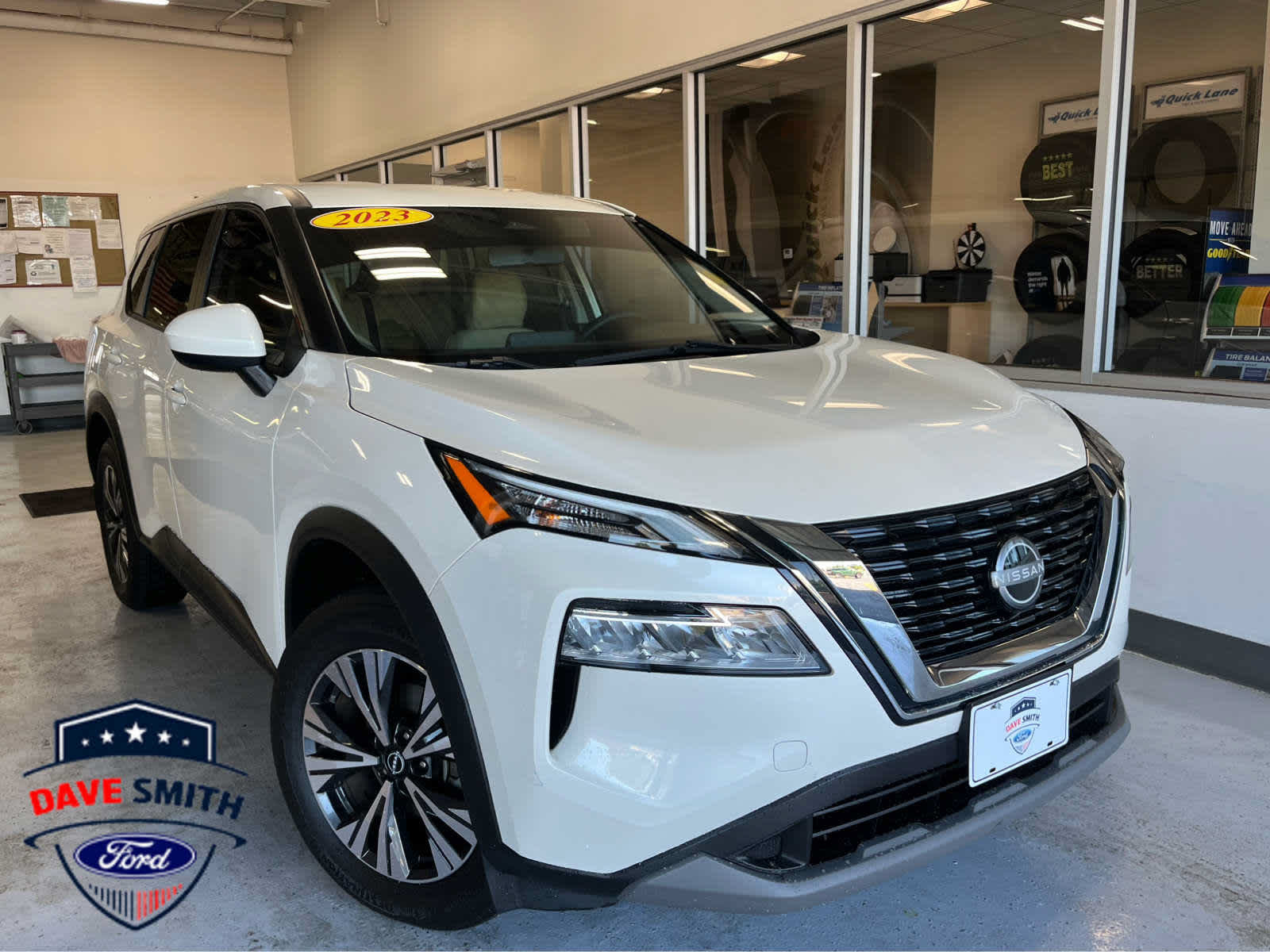 Used 2023 Nissan Rogue SV AWD/4WD image 2