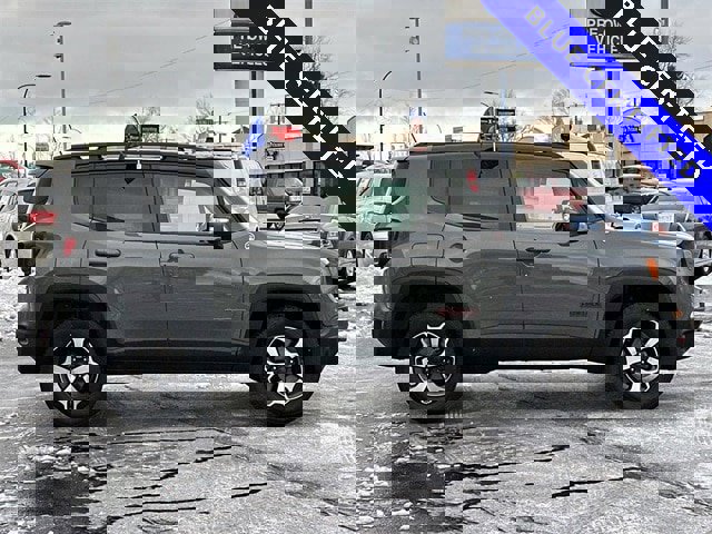 Used 2021 Jeep Renegade Trailhawk image 3