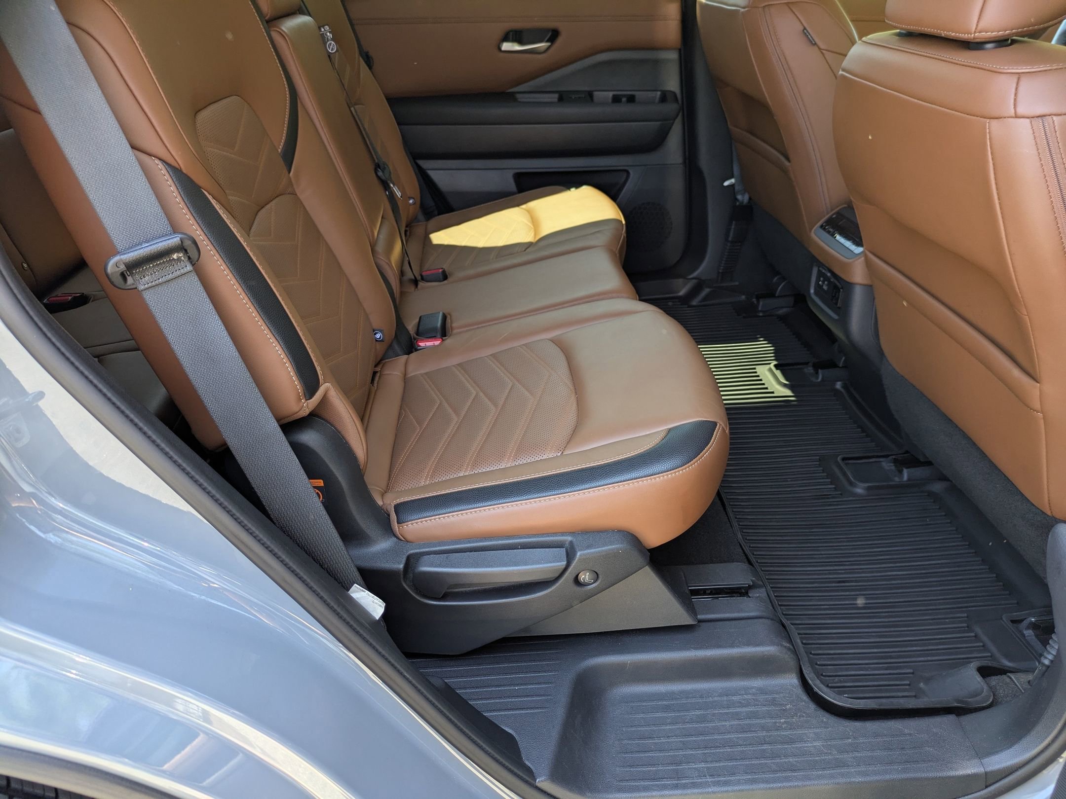 Used 2024 Nissan Pathfinder Platinum w/ Black Appearance Package FWD image 37