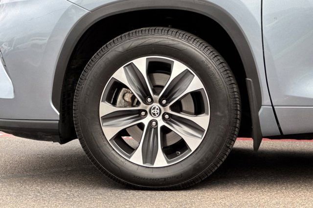 Used 2022 Toyota Highlander XLE image 30