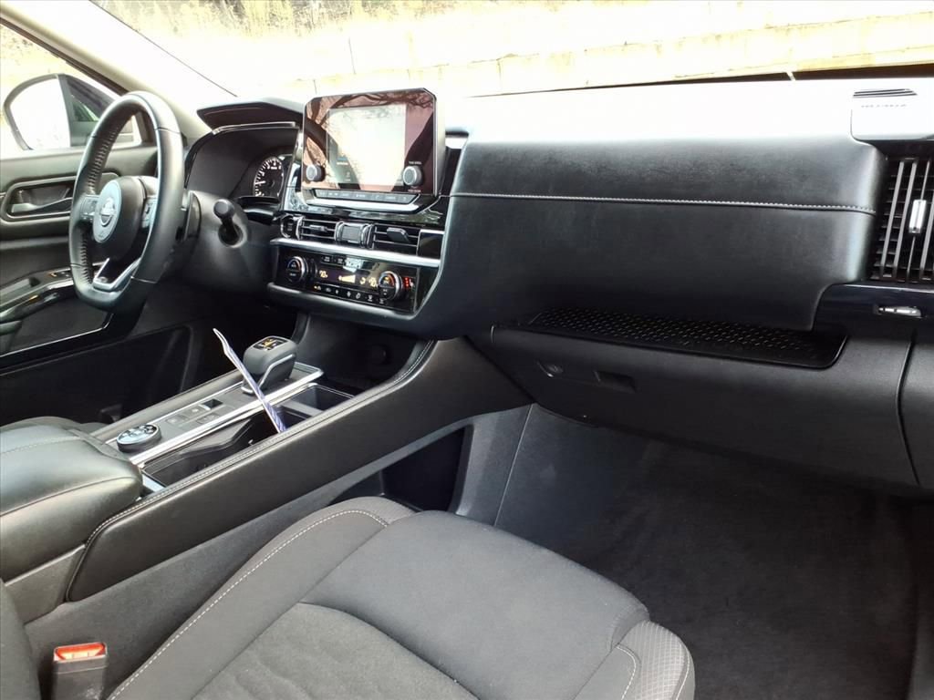 Used 2025 Nissan Pathfinder SV image 7