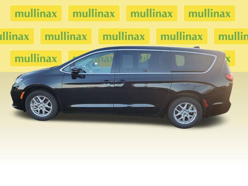 Used 2024 Chrysler Pacifica Touring-L image 10