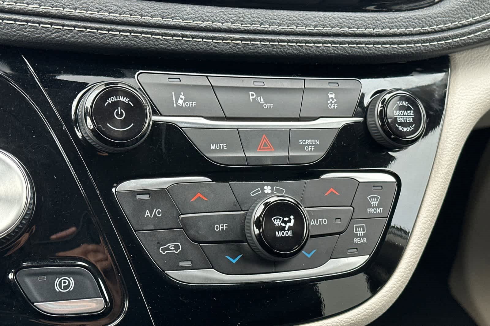 Used 2024 Chrysler Pacifica Select image 22