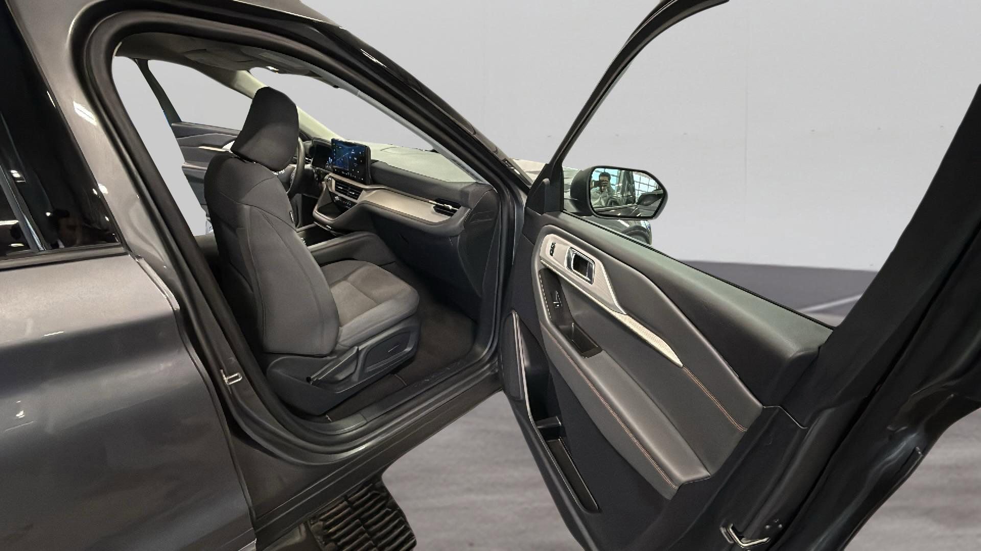 Certified 2025 Ford Explorer Active image 17