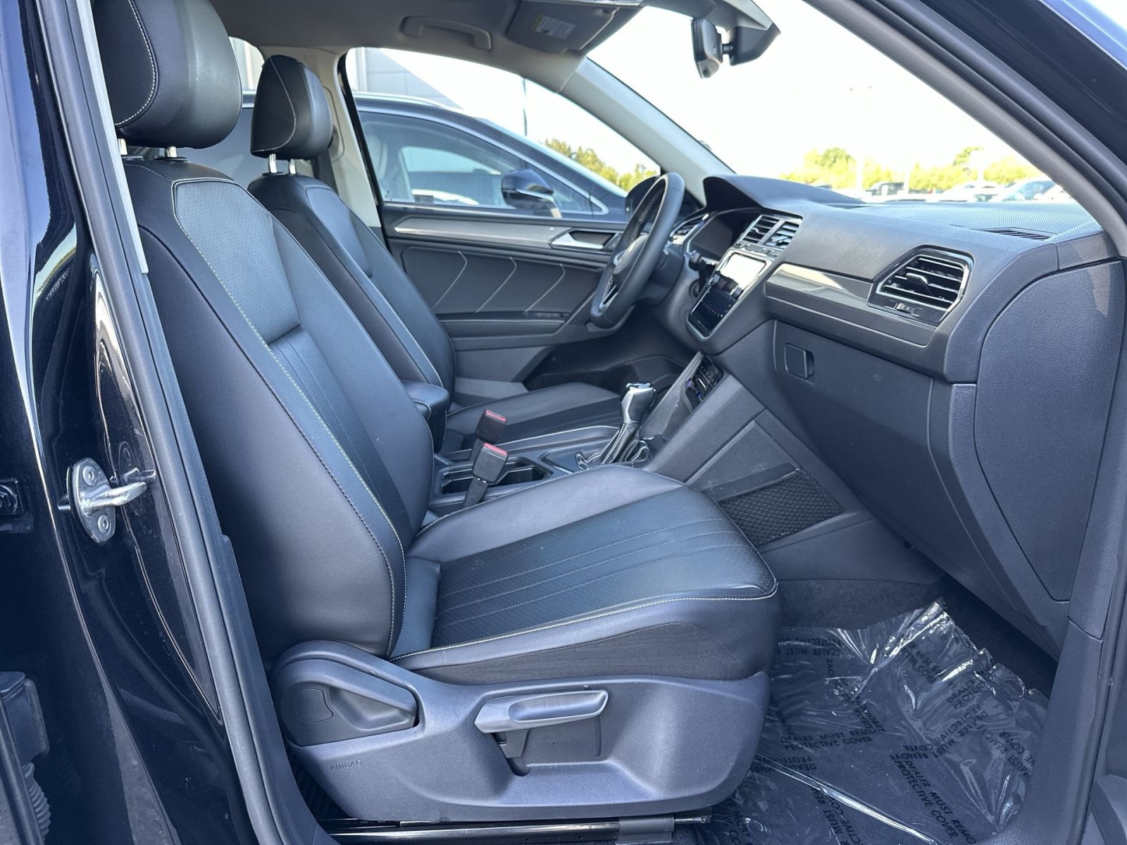 Used 2022 Volkswagen Tiguan SE w/ Panoramic Sunroof Package FWD image 29
