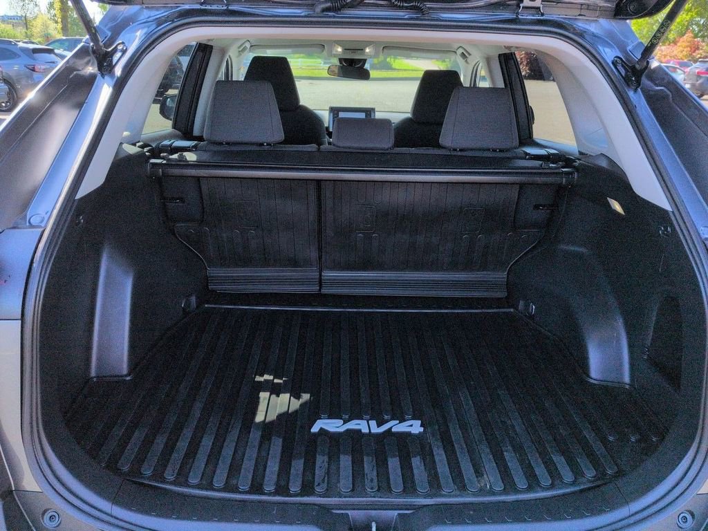 Used 2022 Toyota RAV4 LE AWD/4WD image 22