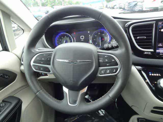Used 2023 Chrysler Pacifica Touring-L FWD image 16