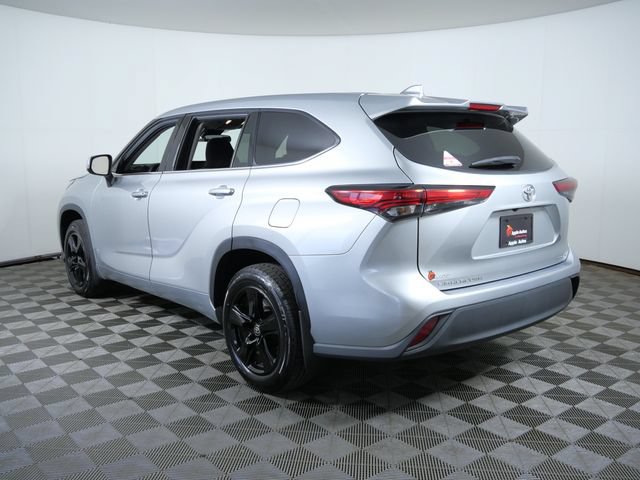 Used 2021 Toyota Highlander LE AWD/4WD image 4