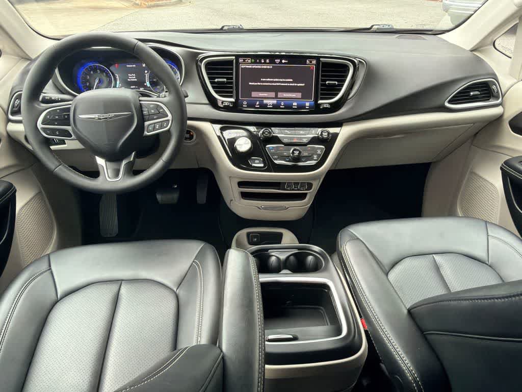Used 2024 Chrysler Pacifica Touring-L FWD image 19