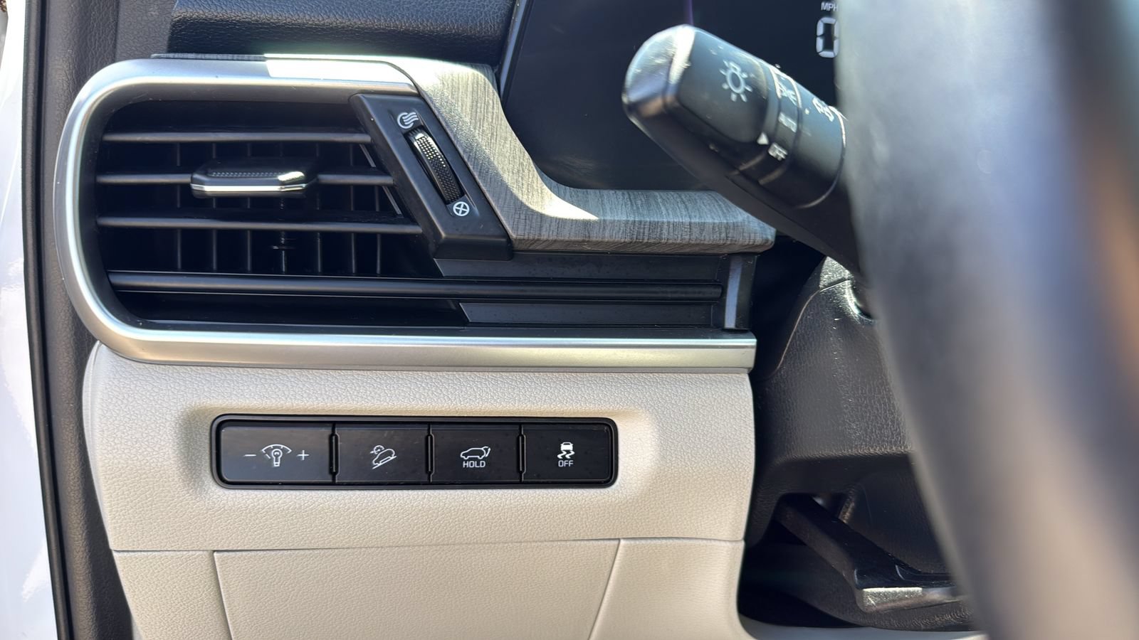 Used 2024 Kia Telluride EX w/ EX Captain's Chair Package FWD image 17