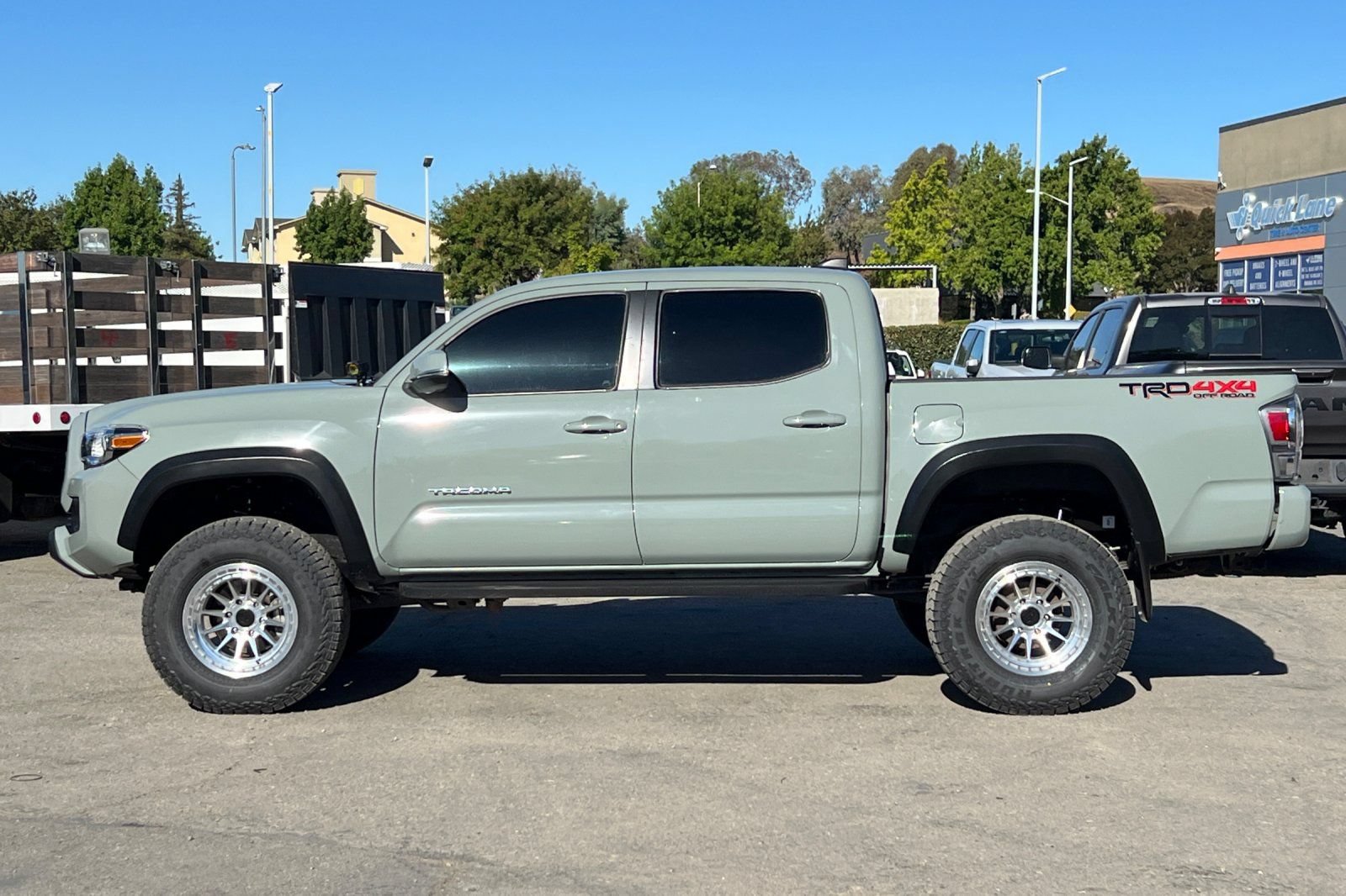 Used 2023 Toyota Tacoma TRD Off-Road w/ Technology Package AWD/4WD image 7