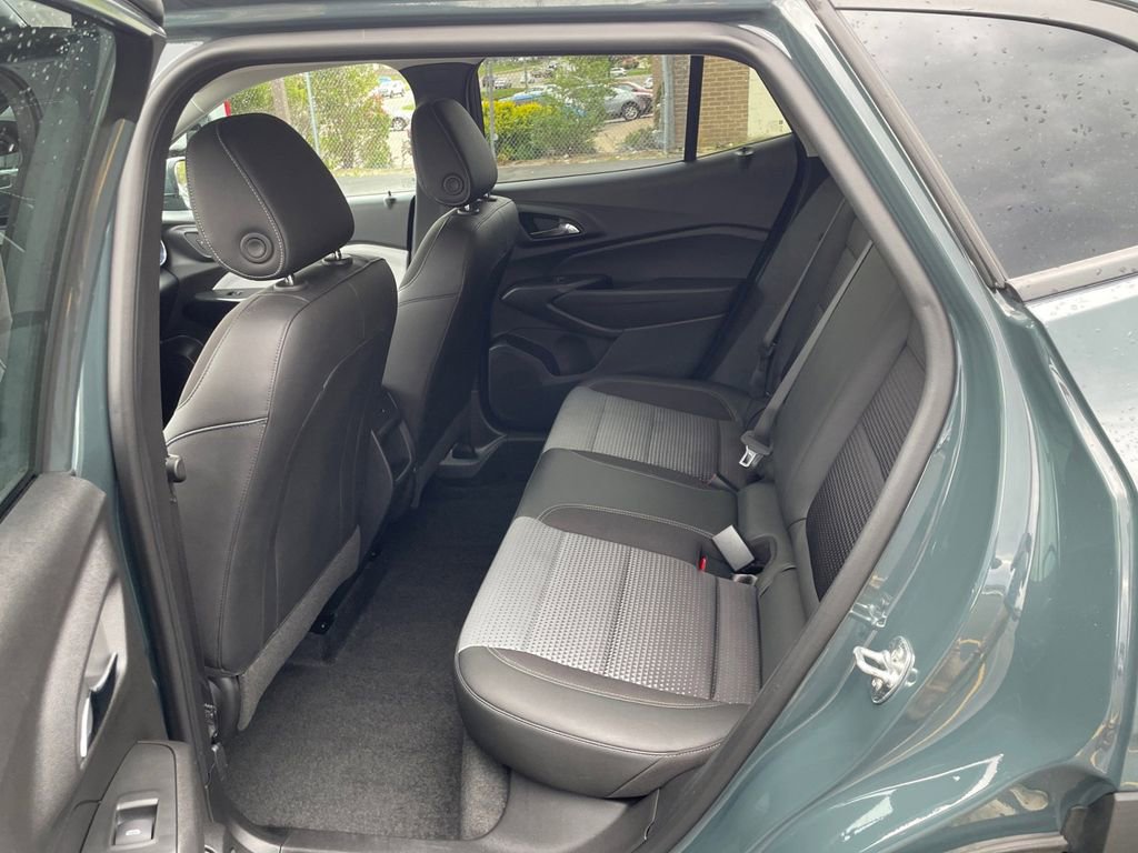 Used 2025 Chevrolet Trax LT FWD image 14