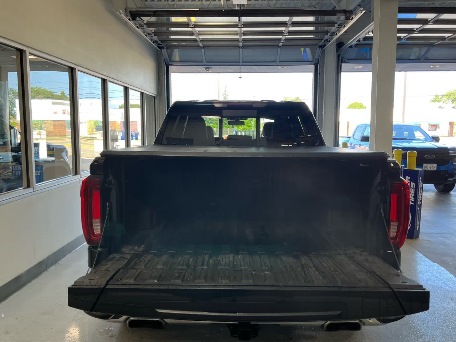 Used 2022 GMC Sierra 1500 SLT w/ SLT Premium Package AWD/4WD image 9