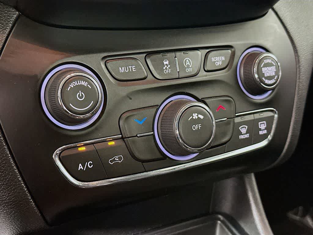 Used 2019 Jeep Cherokee Latitude Plus w/ Cold Weather Group AWD/4WD image 18