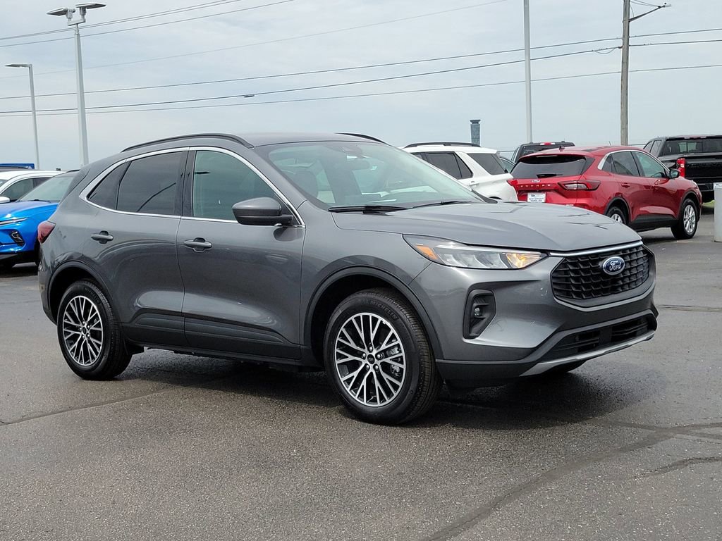 Certified 2025 Ford Escape SE FWD image 1