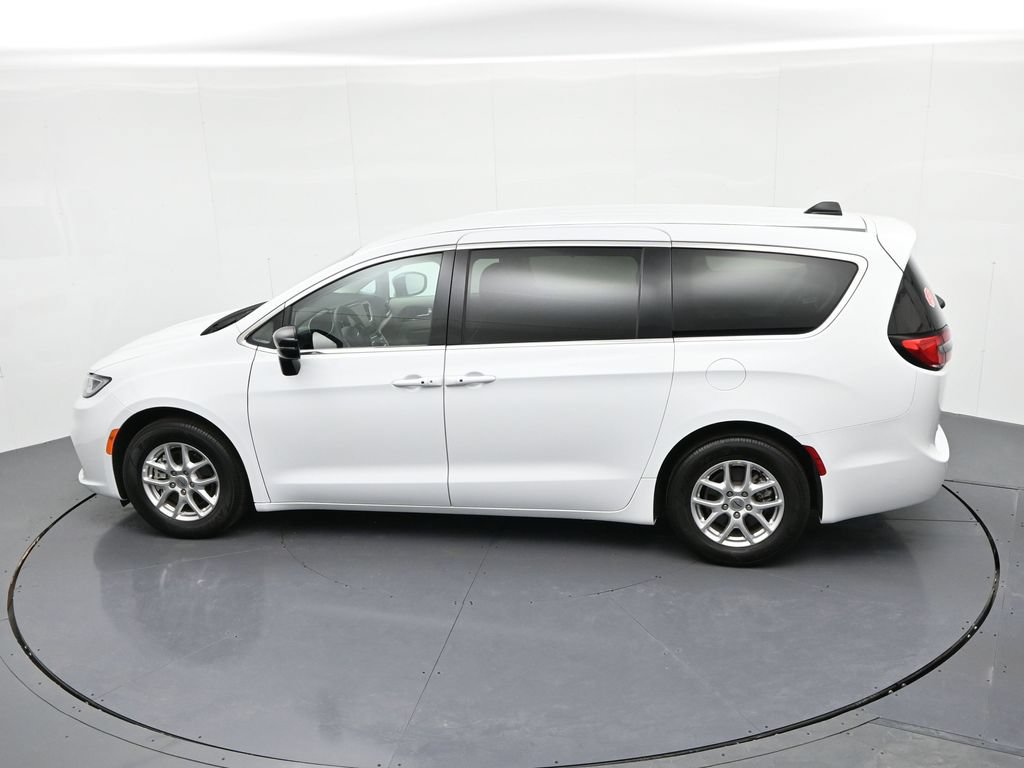 Used 2024 Chrysler Pacifica Touring-L FWD image 20