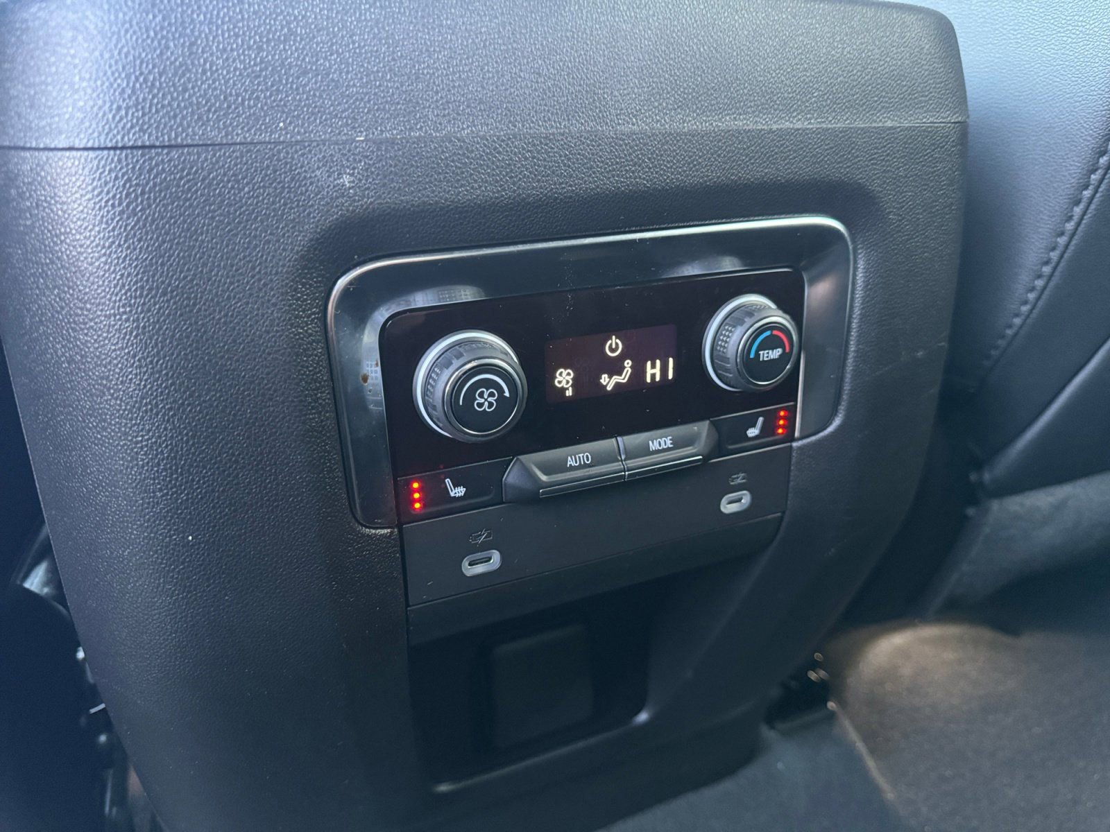 Used 2024 Chevrolet Tahoe Z71 w/ Luxury Package image 19