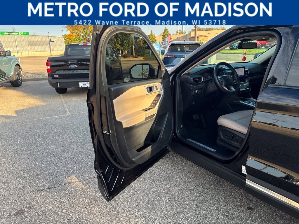 Certified 2022 Ford Explorer Limited w/ Hybrid Equipment Group 310A AWD/4WD image 9