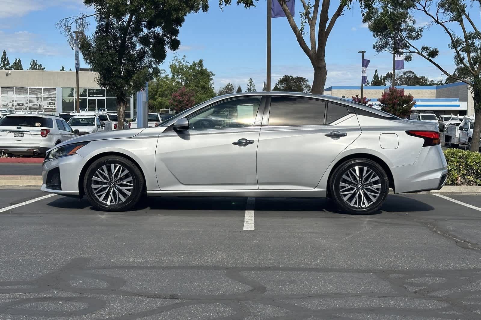 Used 2023 Nissan Altima 2.5 SV w/ SV Premium Package FWD image 5
