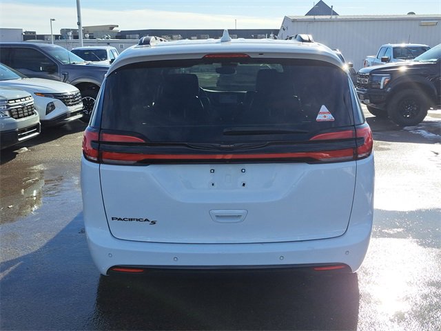Used 2021 Chrysler Pacifica Touring-L w/ Uconnect Theater Family Group image 4