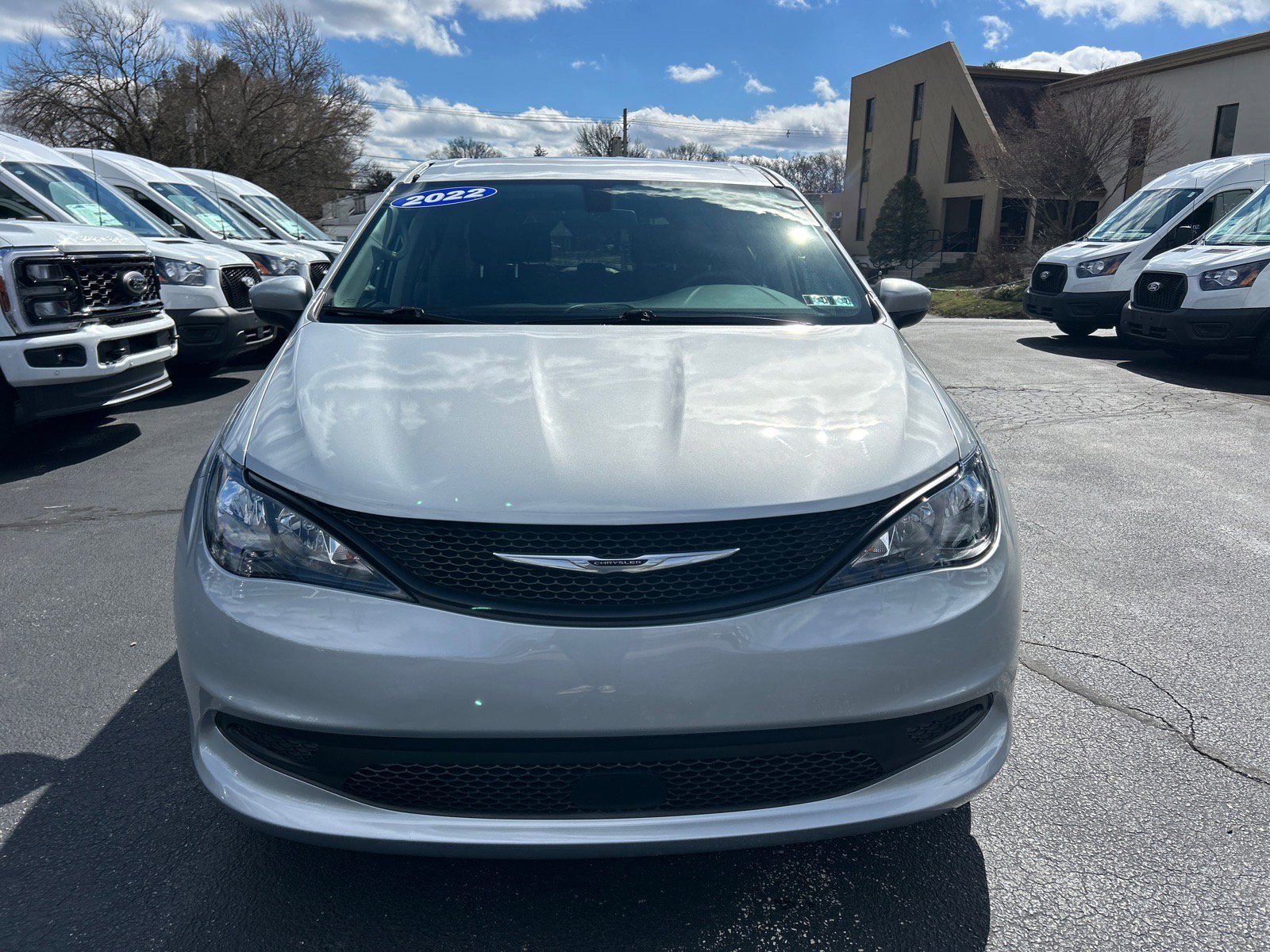 Used 2022 Chrysler Voyager LX image 2