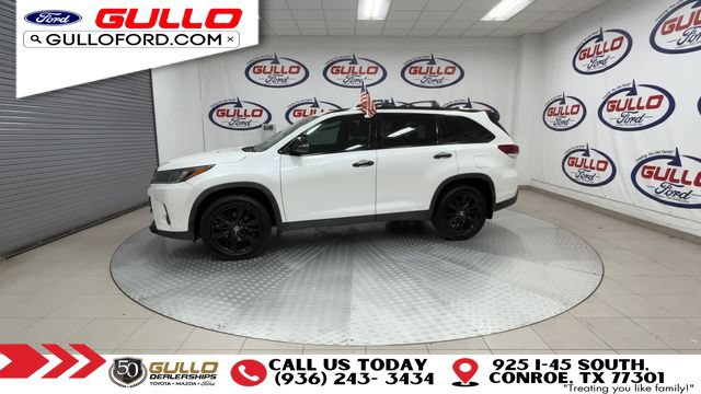 Used 2019 Toyota Highlander SE w/ Nightshade Edition FWD image 6