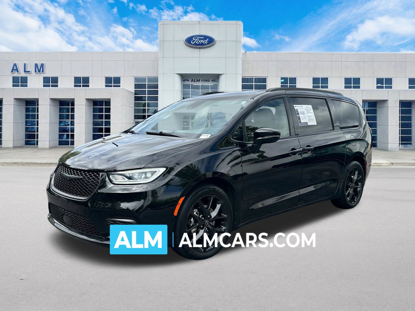 Used 2025 Chrysler Pacifica Limited FWD image 1
