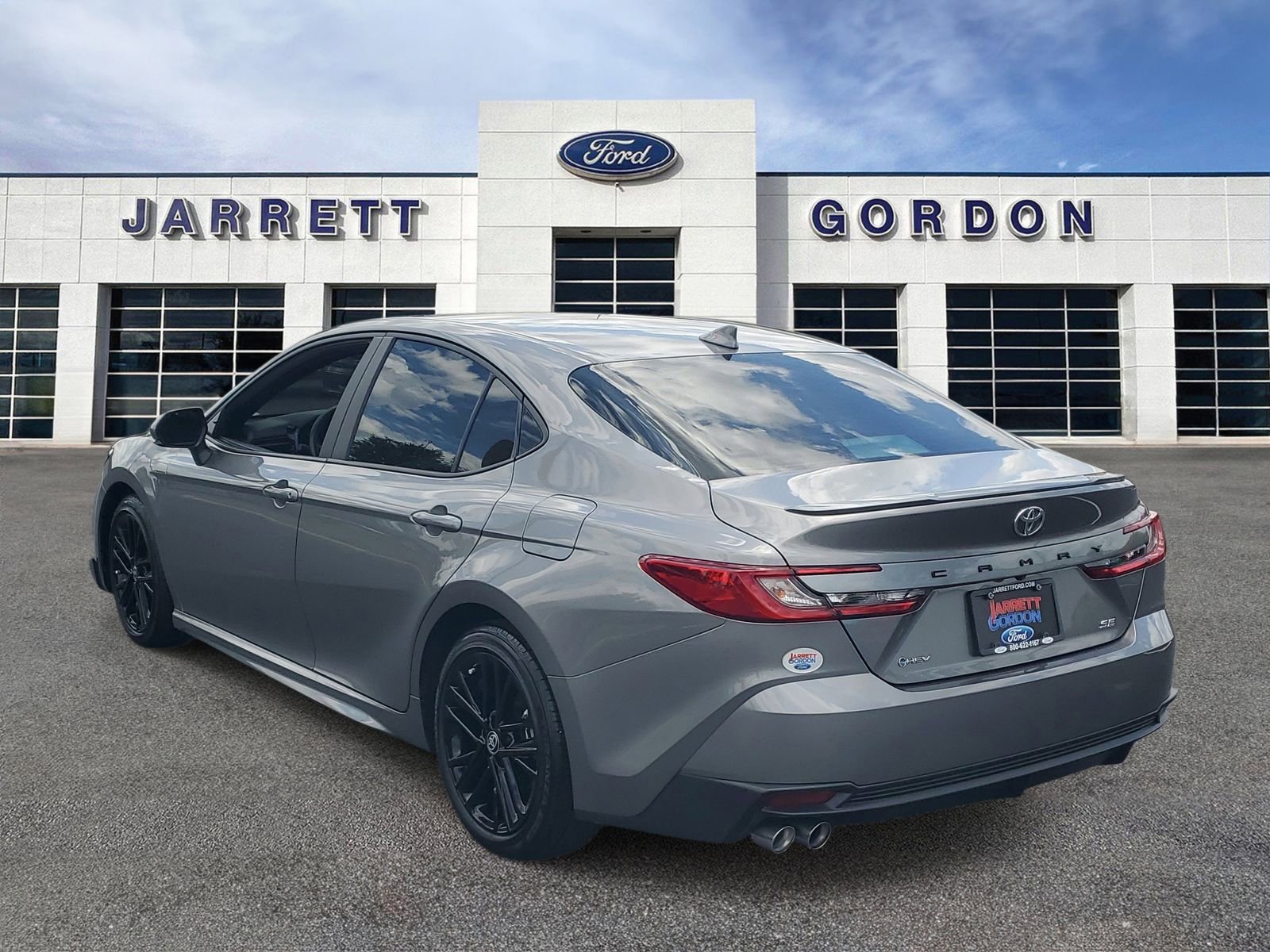 Used 2025 Toyota Camry SE FWD image 3