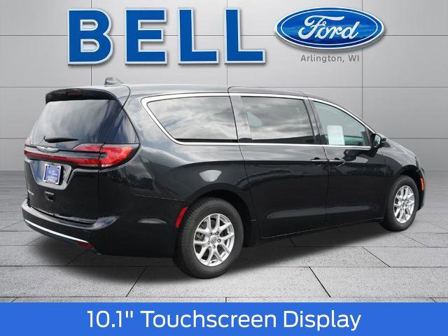 Used 2023 Chrysler Pacifica Touring-L FWD image 3
