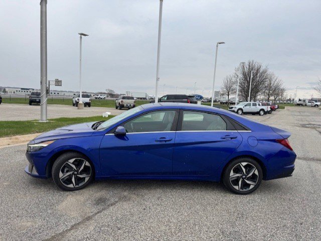Used 2023 Hyundai Elantra Limited w/ Cargo Package FWD image 2